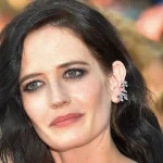 Eva Green é hospitalizada após acidente no set da série 'Vandinha'