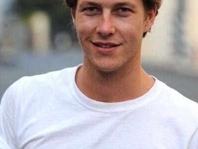 Luke Bracey, ator de Uma Casa na Pradaria, brilha em um dos melhores filmes de guerra já feitos