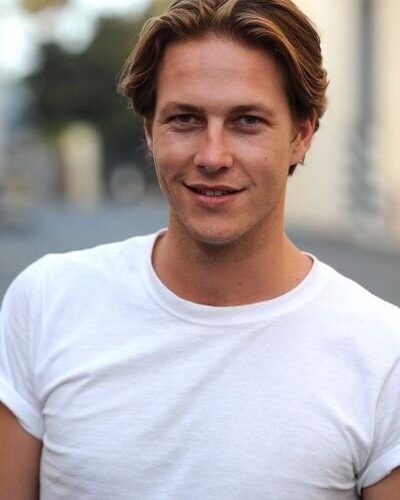 Luke Bracey, ator de Uma Casa na Pradaria, brilha em um dos melhores filmes de guerra já feitos