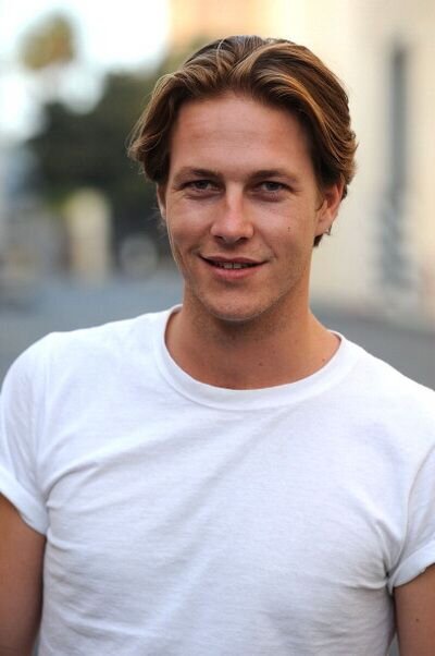 Luke Bracey, ator de Uma Casa na Pradaria, brilha em um dos melhores filmes de guerra já feitos