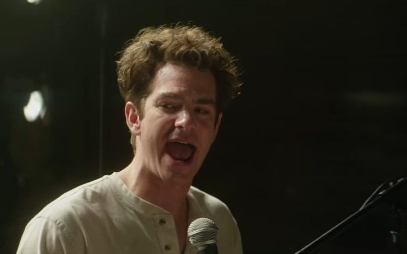 Musical com Andrew Garfield na Netflix ganha trailer emocionante