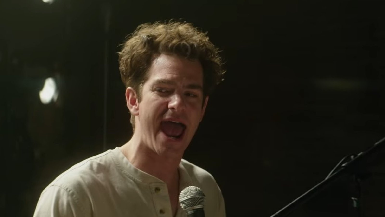 Musical com Andrew Garfield na Netflix ganha trailer emocionante