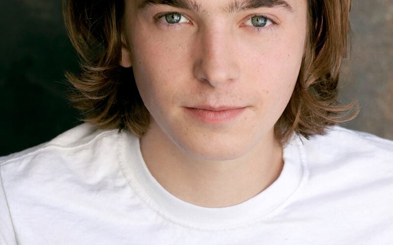 Austin Abrams, de The Walking Dead, será destaque em evento de Resident Evil no Brasil