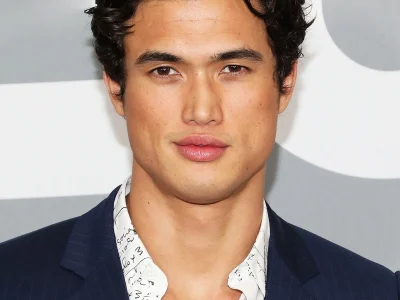 Charles Melton se junta ao elenco do novo filme dos diretores de ‘Tudo em Todo Lugar ao Mesmo Tempo’