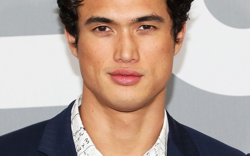 Charles Melton se junta ao elenco do novo filme dos diretores de 'Tudo em Todo Lugar ao Mesmo Tempo'
