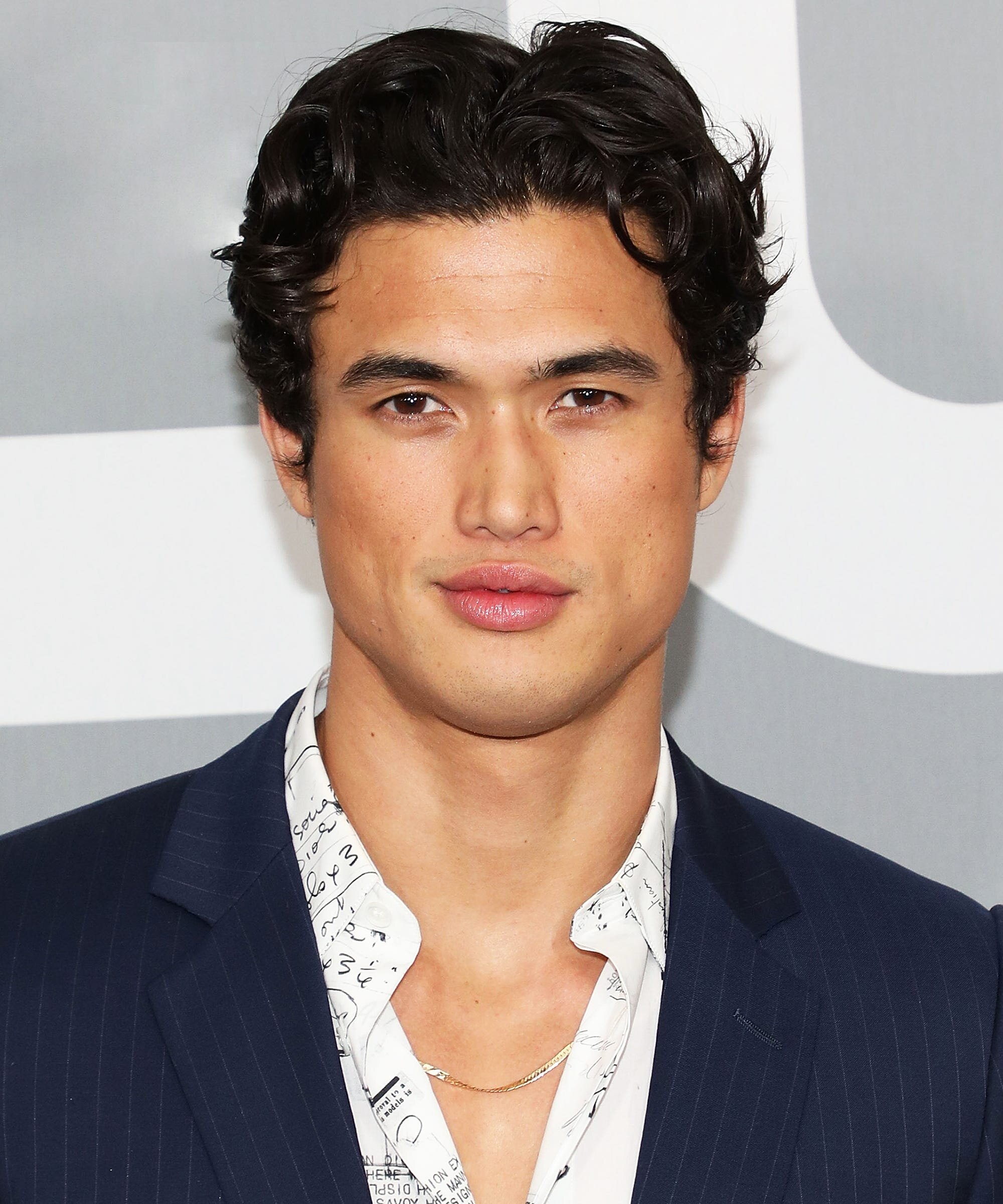 Charles Melton se junta ao elenco do novo filme dos diretores de 'Tudo em Todo Lugar ao Mesmo Tempo'