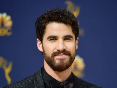 Darren Criss será o Grilo Falante no spin-off “Heróis Ocultos” de Descendentes