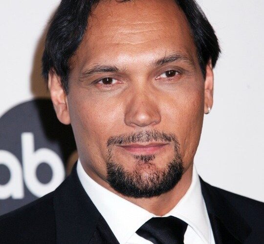 Jimmy Smits se junta ao elenco da última temporada de The Walking Dead: Daryl Dixon