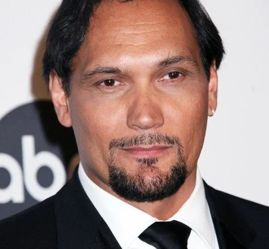 Jimmy Smits se junta ao elenco da última temporada de The Walking Dead: Daryl Dixon