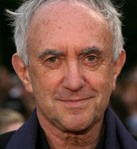 Jonathan Pryce se junta ao elenco das 5ª e 6ª temporadas de The Crown