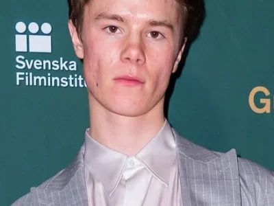 “Muito obrigado, Brasil”: Edvin Ryding, ator de série da Netflix, registra passagem pelo sul da Bahia