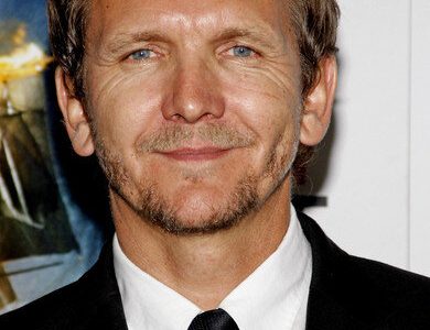 Sebastian Roché se junta ao elenco de Batwoman após papéis em Vampire Diaries e The Originals