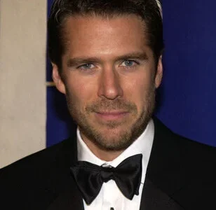Alexis Denisof se junta ao elenco de Legacies, trazendo nostalgia de Buffy e Grimm