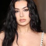 Charli XCX junta-se ao elenco de novo filme de Martin Scorsese, 'What Happens at Night'