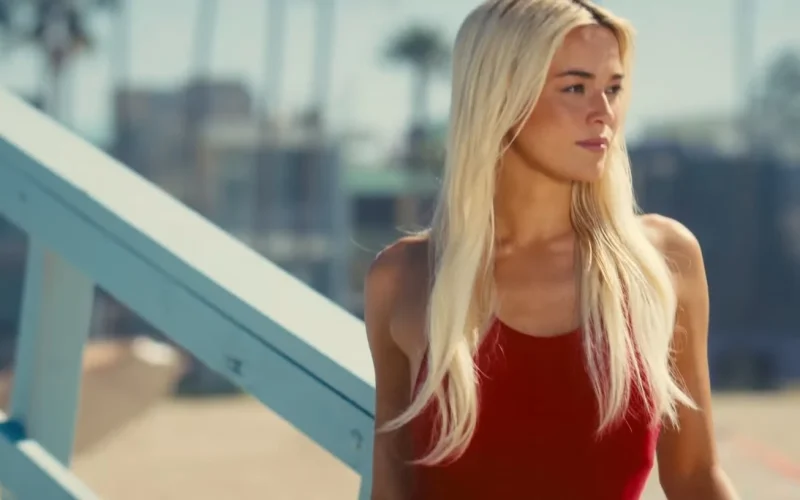 Reboot de Baywatch com Stephen Amell ganha trailer e estreia em janeiro de 2027