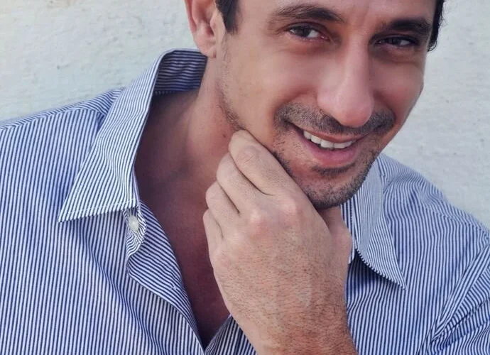 Tuca Andrada será o marido de Carla em Resposta ao Tempo, nova série no Globoplay